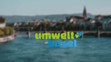 Verschwommene Sicht auf den Rhein in Basel mit 'Umwelt Basel' Text.