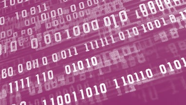 Binärcode auf rosa Hintergrund.