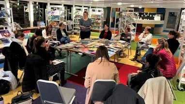 Gruppe von Menschen in einer Weiterbildung auf dem Bücherschiff