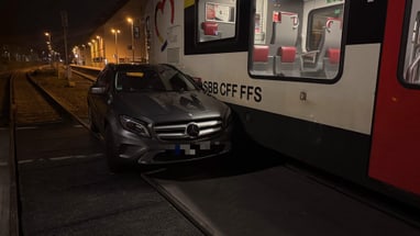 Auto kollidiert mit Zug in der Nacht auf Gleisen.",