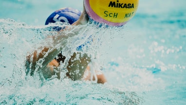 Wasserballspieler während eines Spiels im Wasser.