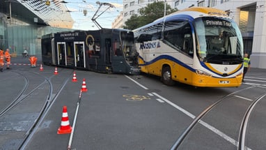 Strassenbahnunfall mit einem Reisecar