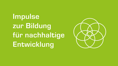 Bildung für nachhaltige Entwicklung, weisser Text und Kreissymbol auf grünem Hintergrund.