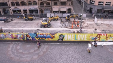 Bunt bemalte Baustellenwand auf dem Basler Marktplatz