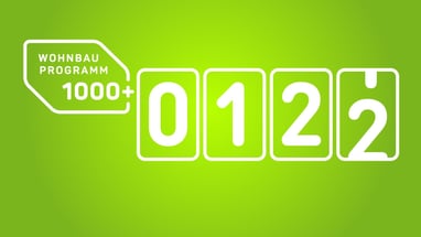 Wohnbauprogramm 1000+ Nummer 0122 auf grünem Hintergrund.