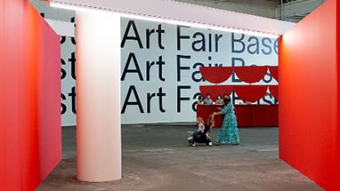 Bild des Eingangs der Liste Art Fair Basel. 