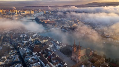 Luftaufnahme von Basel mit Nebel und Rheinfluss.