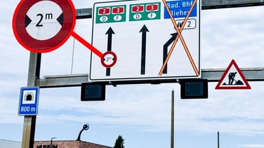 Verkehrsschild mit Tafel, 2 Meter Begrenzung, Museum Treppengeländer Gebäude im Hintergrund.