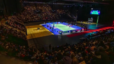 Badmintonspielfeld in der Basler St. Jakobshalle mit Publikum.