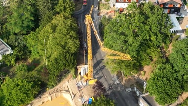 Luftaufnahme der Baustelle mit Kran an der Rudolf Wackernagel-Strasse in Riehen