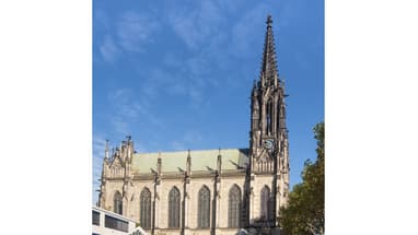 Offene Kirche Elisabethen vor blauem Himmel.