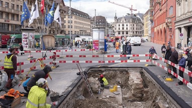 Ausgrabungsarbeiten auf dem belebten Basler Marktplatz.