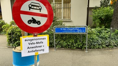 Verbotsschild für Autos und Motorräder mit Ausnahmehinweis an Strasse 'In den Ziegelhöfen'.