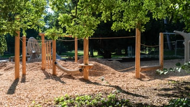 Spielplatz mit Holzklettergerüst im Rosenfeldpark.