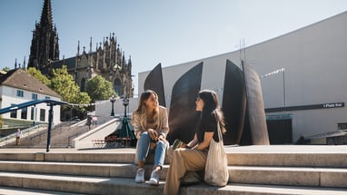 Skulptur von Richard Serra auf dem Theaterplatz