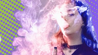 Frau mit E-Zigarette und farbigem Rauch.