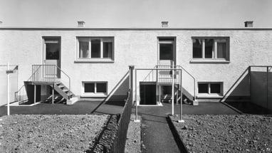 Reihenhäuser mit Garten und Treppe in Schwarzweissfotografie.