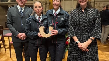 Kommandant Dominik Walliser, Myriam Arzethauser und Seraina Tschan als Vertreterinnen des Peers Teams der Sanität Basel, Regierungsrätin Stephanie Eymann