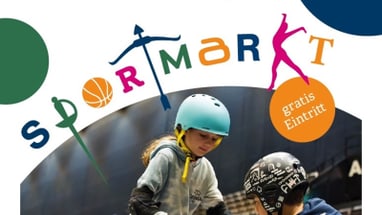 Zwei Kinder mit Helmen auf Scooter bei Sportmarkt Basel.