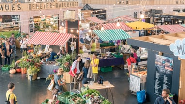 Die Markthalle von innen mit Ständen und Leuten