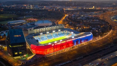 Das rot-blau beleuchtete FCB-Stadion aus der Vogelperspektive. 