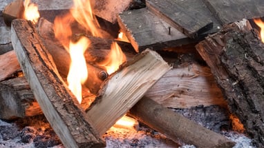 Brennendes Holzfeuer