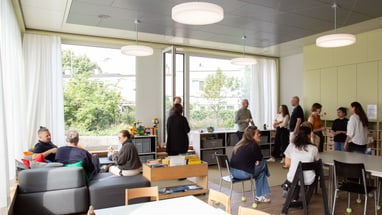 Lehrpersonen im modernen Lehrerzimmer der Primarschule Schoren.