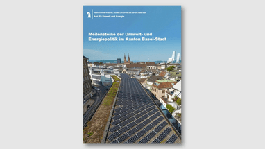 Blick auf Solarpanels und Stadtsilhouette von Basel-Stadt.