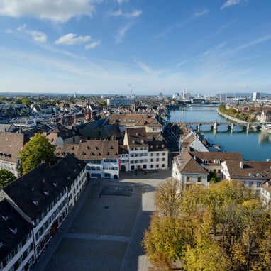 Vogelperspektive Rhein zum Münsterplatz