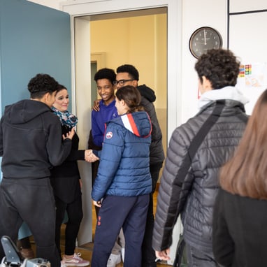 Die Schülerinnen und Schüler im ZBA verabschieden sich nach Unterrichtsende von der Lehrerin Sophie Maudamey