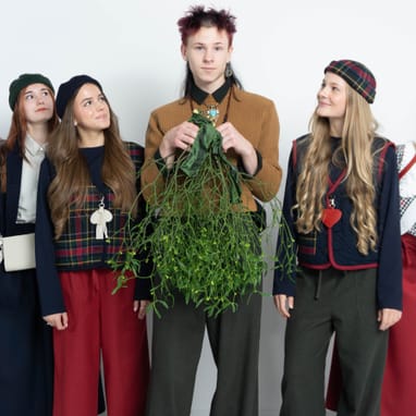 Gruppe junger Menschen in stilvoller Kleidung mit Pflanzen.