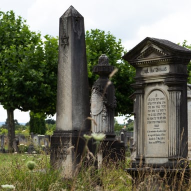 Grabmale auf dem Israelitischen Friedhof.