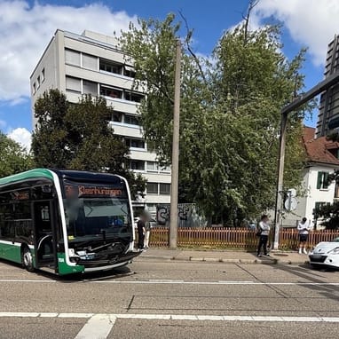 BVB-Bus kollidiert bei Einfahrt auf Brüglingerstrasse mit Auto