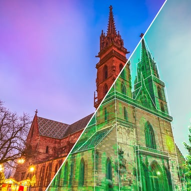 Beleuchtetes Gebäude mit lila und grüner Nachtbeleuchtung, Weihnachtsbaum links."