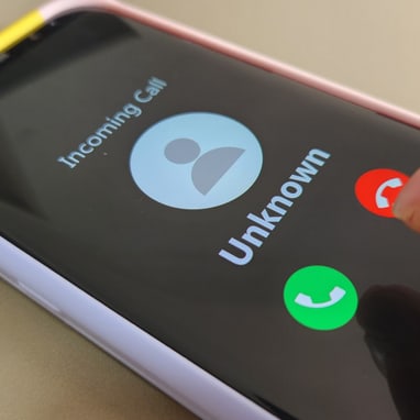 Smartphone mit eingehendem Anruf von Unbekanntem.