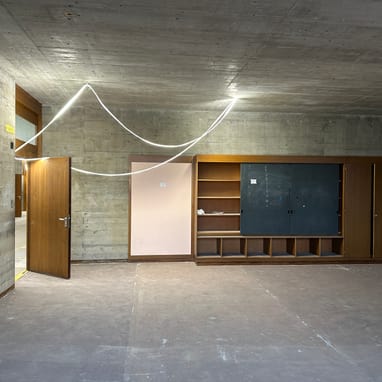 Leeres Klassenzimmer ist in Baustelle verwandelt.