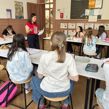 Silvia Coelho spricht mit Schülern im Klassenzimmer.