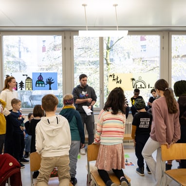 Konzentrierte Stimmung bei der Zusammenarbeit des Klassenrats der PS Volta mit dem Kinderbüro.