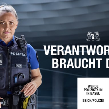 Polizistin in Uniform vor modernem Gebäude.