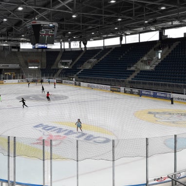 Eisfeld der Eishalle St. Jakob Arena mit Tribüne auf der rechte Seite