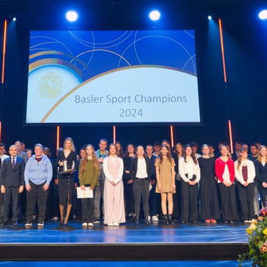 Die geehrten Sportlerinnen und Sportler auf der Bühne der 'Basler Sport Champions 2024' 