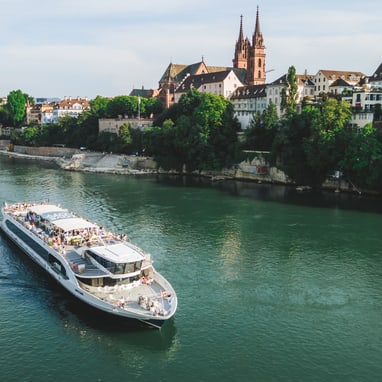 Touristenboot auf dem Rhein in Basel vor der Altstadt und dem Münster.