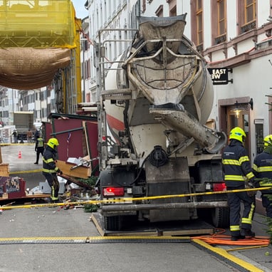 Unfall mit Betonmischer-LKW und Weihnachtsmarktstand auf Strasse mit Arbeitern.