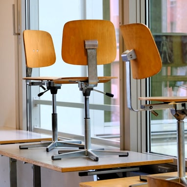 Hochgestellte Stühle auf Tischen.