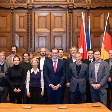 Gruppenfoto Deutsch-französisch-schweizerische Oberrheinkonferenz beim Empfang im Basler Rathaus