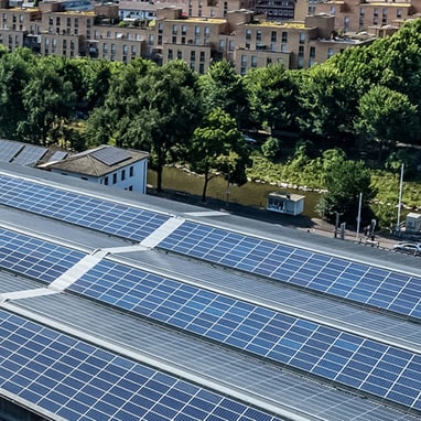 Solarpaneele auf dem Dach eines Gebäudes.