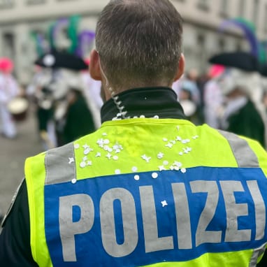 Polizist mit gelber Weste beim Cortege.