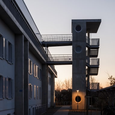 Blick auf modernes Gebäude bei Sonnenuntergang.