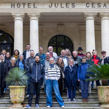 KSBS vor dem Hotel Jules Cesar auf einer Treppe.