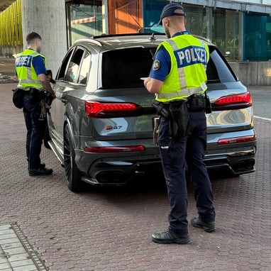 Drei Polizisten und Polizistinnen bei Verkehrskontrolle gegen Fahrzeuglärm und technische Mängel